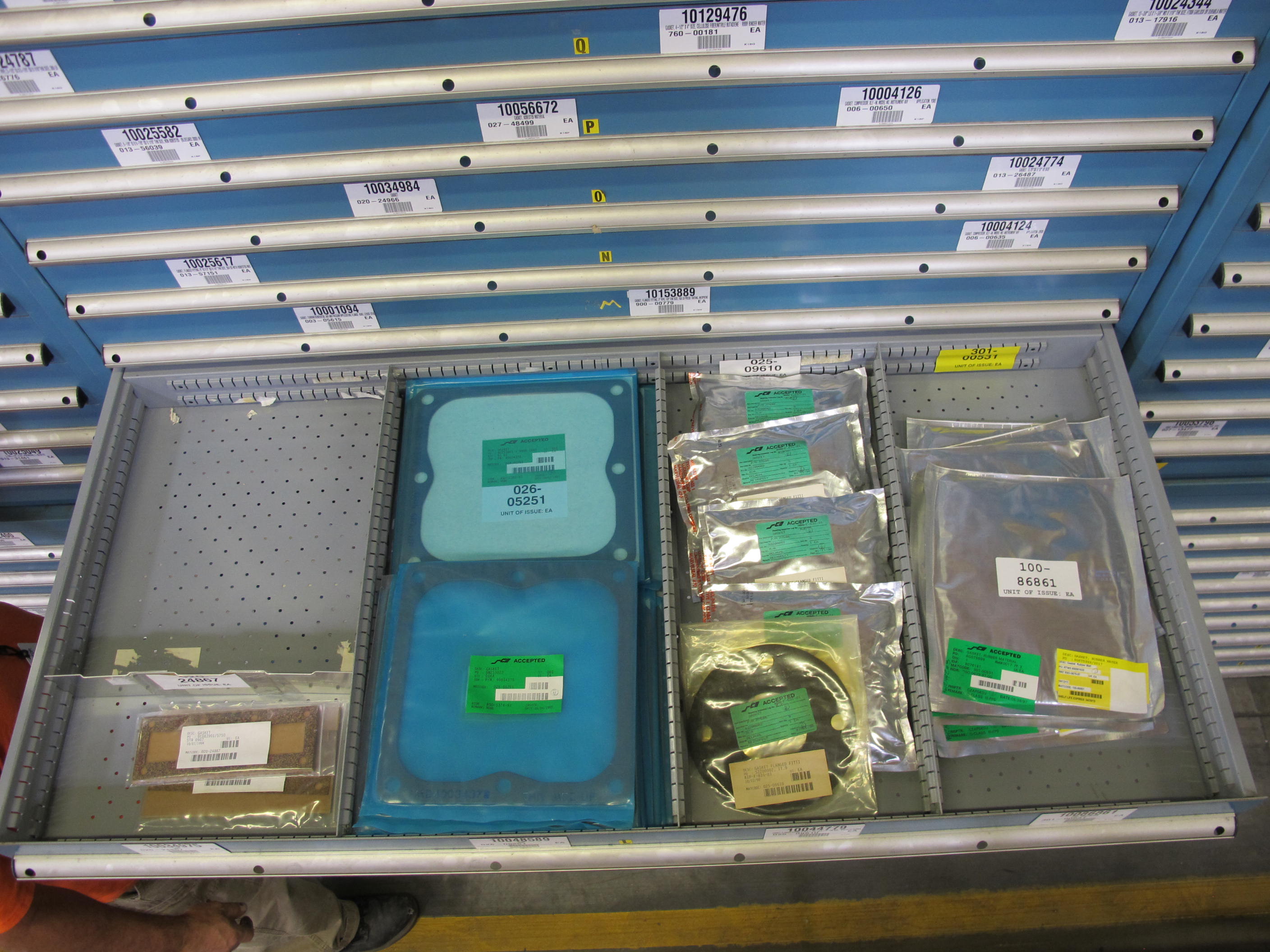 LISTA HEAVY DUTY 9-DRAWER PARTS CABINET W/ CONTENTS (W-50) LOADING & HANDLING FEE $25-